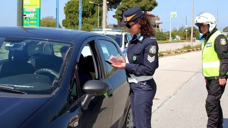 Σαρωτικές αλλαγές στον νέο ΚΟΚ – Τι είπε ο Χ.Σπίρτζης για τα εισοδηματικά κριτήρια στα πρόστιμα – Αφαίρεση άδειας σε όσους μιλούν στο κινητό ή πετούν έξω τσιγάρα!